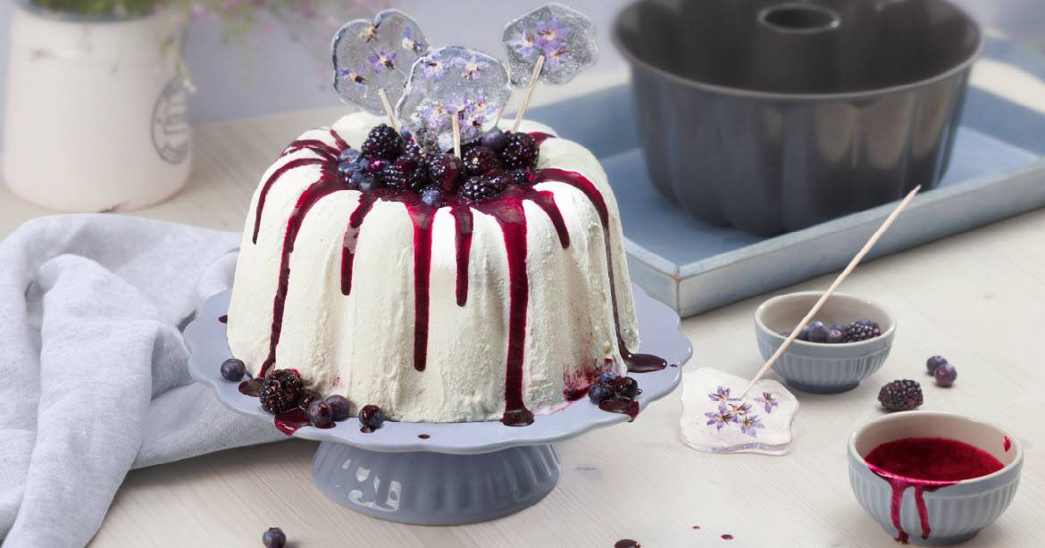 Weiße Schokolade-Vanille-Parfait mit Beeren-Topping