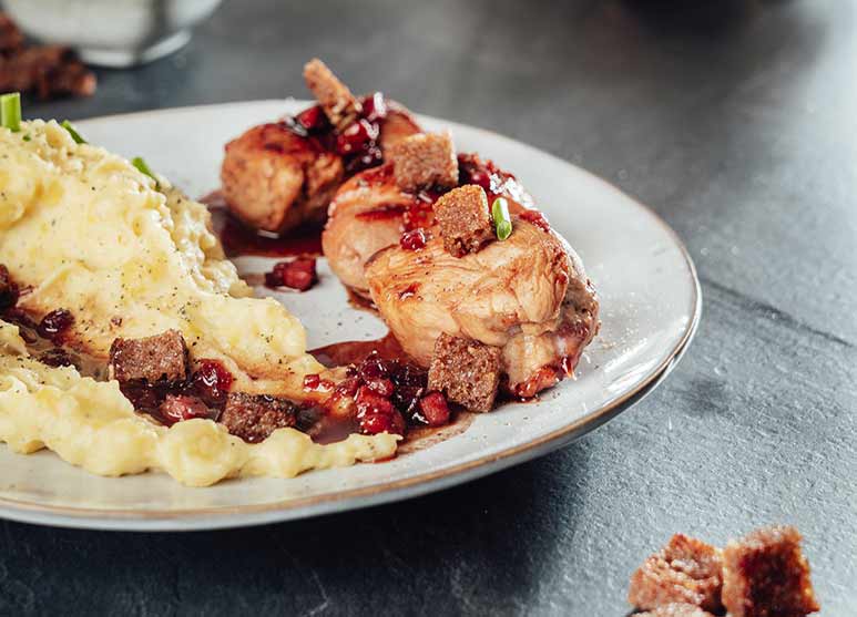 Putenbrust mit Zitronen-Kartoffelpüree, Brot-Croutons-Topping und ...